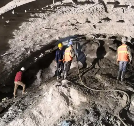 八宿拱顶带模注浆料的施工流程及注意事项